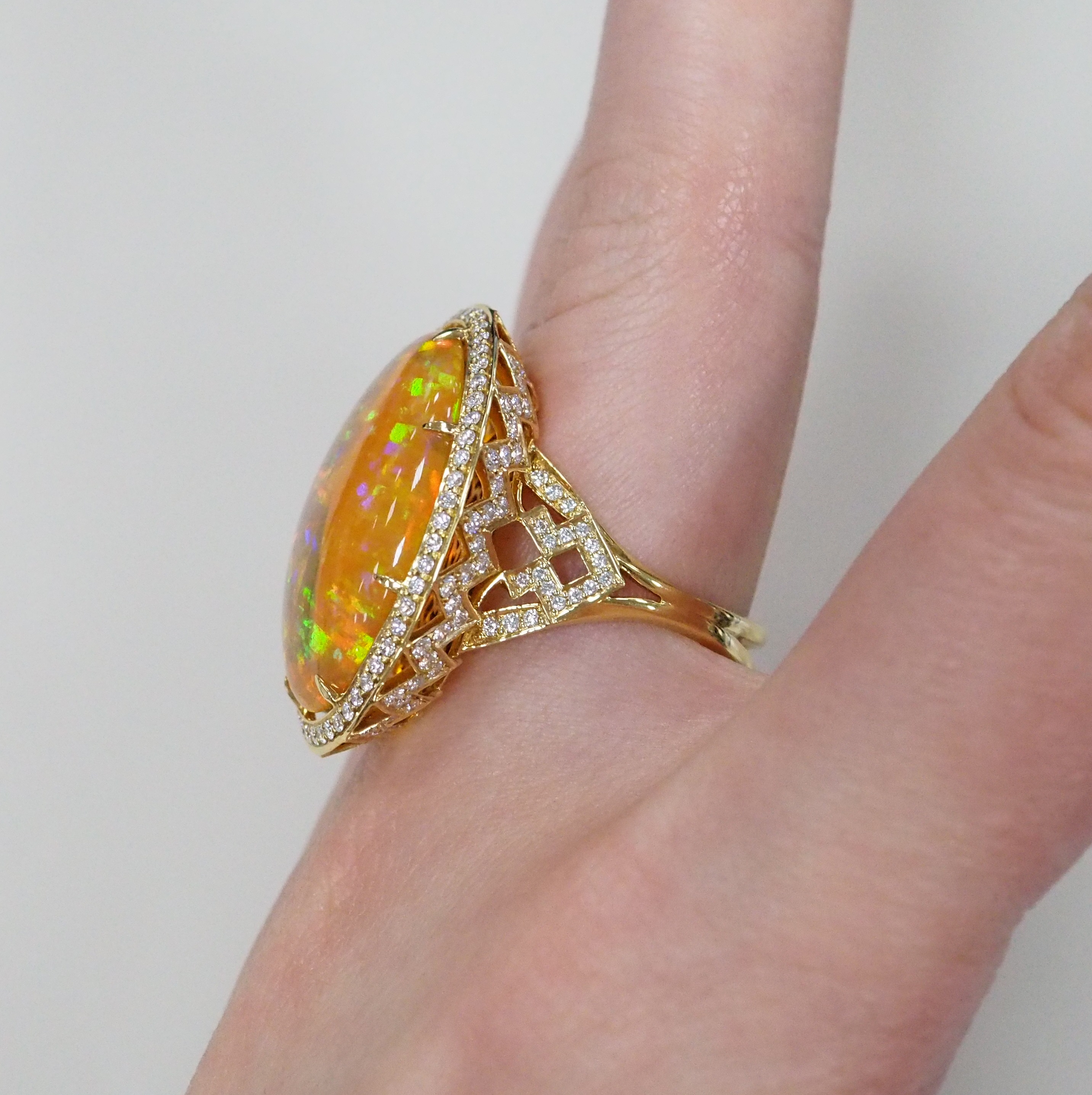 Кольцо из желтого золота с опалом